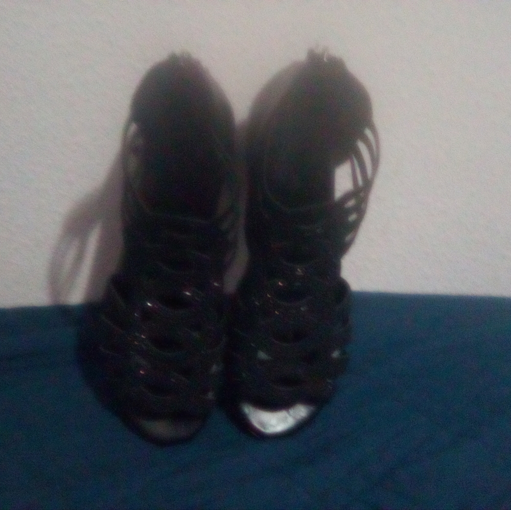 Black sandal for women o young. Summer, fall and winter. Zipper, back, diamonds